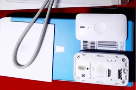 没有屏幕键盘照常用，这款小巧的学生电话，一键开启的功能很实用图片