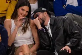 詹娜太潇洒，和新男友海边度假，穿泳装秀身材沙滩嬉戏，笑容迷人图片