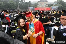 武大校长窦贤康履新，雨中含泪鞠躬挥别校园图片