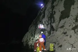 贵州遵义：深夜男子钓鱼被困30米悬崖 消防搜寻救援图片