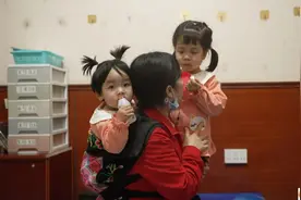 女子将女儿丢在家里，视频通话时发现女儿不对劲，到医院一查傻眼图片