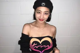 “清新又不失性感”，Twice志效晒美照，笔直锁骨，优美肩部曲线图片