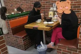 薛之谦与妻子罕同框，女方穿睡裤吃鸡公煲不讲究，现住豪宅太惬意图片