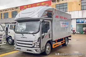 4米2轻卡加装高顶，送你一张“双人床”，卡友：这太实用太牛了！图片