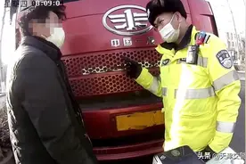 群众发现车辆号牌上“动手脚”可在线举报 大货车号牌污损被交警依法查处图片