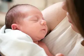 哺乳妈妈阳了，还能继续给宝宝喂奶吗？图片