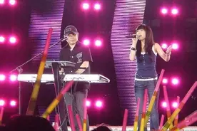 云朵：被刀郎培养10年，歌手舞台公开踢馆，直言为师父一雪前耻图片