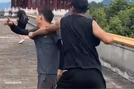 某知名剧组被曝打人！欲将代拍丢下城楼还骂脏话，被打者头破血流图片