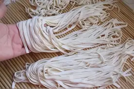 做手擀面，别只会加盐，多加2样，爽滑筋道营养高，怎么煮都好吃图片