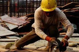 24岁外国美女爱上了45岁民工大叔；婚后坦言：跟着他睡工地也幸福图片