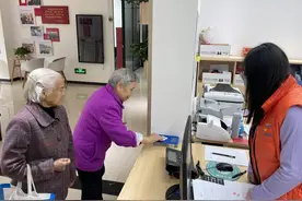 不用跑远路！这个社区老年人公交卡年检家门口就能办图片