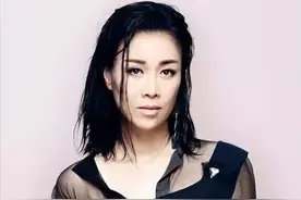 和高峰分开后，带着儿子嫁给孟桐的那英，如今的婚姻过得怎么样？图片