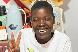 网红rose回非洲娘家，驻华大使亲自接机，到家后豪购中国电器图片