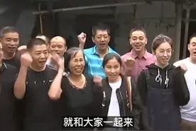 女孩考上大学，家里一下子来了35个爸爸，一家人轻松愉快谈笑甚欢图片