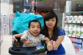 “轮椅总裁”李创利：身高不足1米，赚3亿后娶美女秘书生下儿子图片