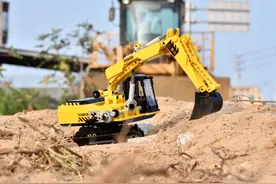 用积木“盖”出逼真的工程车图片