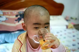 威海5岁漂亮女孩生病后模样大变，谁料几个月后美丽母亲也患癌图片