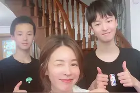 马景涛2个儿子长大了！哥哥身材高大帅气像爸，弟弟似演员妈妈图片