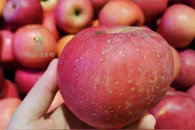 买苹果，“圆正的”和“歪斜的”区别大，看准3处挑到好吃的苹果图片