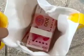 4岁男童在小区捡到10万，家长贴告示找失主，爸爸回应：看到钱确实心动过，实在没人领，只能报警了图片