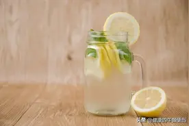 如果一个人坚持一个月每天都喝一杯柠檬水怎样呢？图片