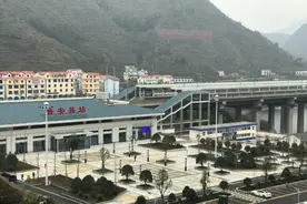 坐着高铁看贵州丨贵州最独特的高铁站！建在桥上，风景秀丽图片