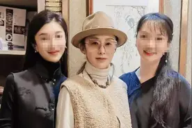 54岁张敏现身浙江小地方聚会，找圈内戏骨作陪，疑变单眼皮太消瘦图片