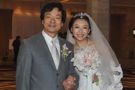 濮存昕倒贴50万送女儿出嫁，婚礼现场落泪，如今他女儿生活如何？图片