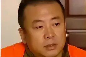 黑龙江瘫痪老人看《潜伏》，突然指着演员大喊：当年捅我的就是他图片