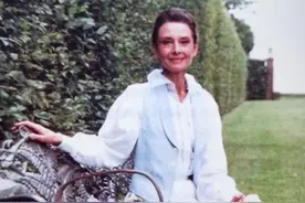 赫本晚年反而更美，3款经典裙装穿搭，诠释风骨与气质，优雅到老图片