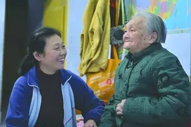 成都一保姆照顾雇主一家44年，79岁退休后，雇主儿女把她当亲妈养图片