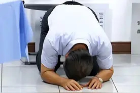 2002年，男子私吞女友百万彩票，7年后女友身患绝症，他幡然醒悟图片