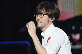 周传雄演唱会，当成名曲《黄昏》响起时，瞬间引爆全场图片