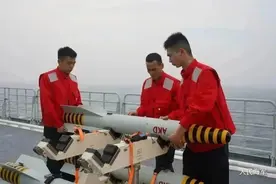 075甲板上出现一枚导弹：解放军又一短板消除，登岛作战一打到底图片