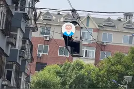 辽宁葫芦岛一老人自制滑索电梯上五楼，居委会：曾申请专利，目前已拆除图片