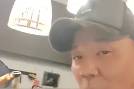 港星吴启华与好友喝酒聚会！桌上摆整只火腿肉，定居内地生活惬意图片