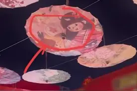 大爷怒斥夜市悬挂日式雨伞，主办方：是国潮非日式元素，已更换图片