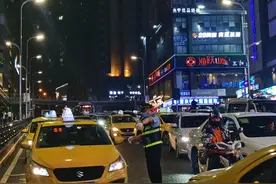 “五一”坚守 | 现场值守、调度运力……他们守护旅客顺畅出行图片