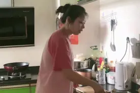 月薪1500四川妹子晒三餐走红，一天只花10块钱，网友：换份工作图片