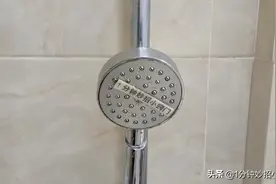 淋浴头用久了容易堵塞？教你一个小窍门，让淋浴头洁净如新图片