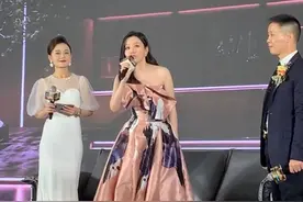 37岁张靓颖到成都商演，冬天穿抹胸裙白皙皮肤，离婚后身材更突出图片