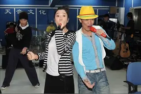 “凤凰传奇”五五分账24年，不是玲花傻，而是她太聪明图片