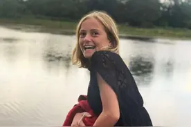 泡澡时充电手机不慎掉入浴缸中，法国13岁少女不幸触电身亡图片