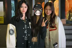 14岁小考拉陪姐姐遛弯，张思捷颜值逆袭超胞妹，俩姐妹风格迥异图片