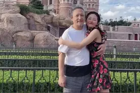 三宝与小25岁美妻迪士尼接吻，男方敷衍头花白，被指隔代画面尴尬图片