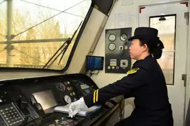 巾帼力量 | 25年安全行驶84万公里！她是地铁里的“铿锵玫瑰”图片