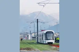 都江堰M-TR有轨电车车辆到站，即将调试！图片