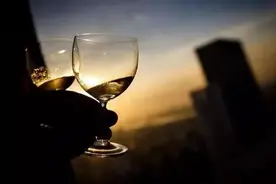 女人喝酒句子说说心情短语 女人喝酒的说说图片