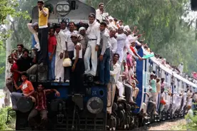 印度人为何喜欢爬火车？图片