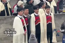 彝族人婚礼现场 弟弟送姐姐出嫁 一家人全是颜值担当 网友：好想当新娘的弟媳图片